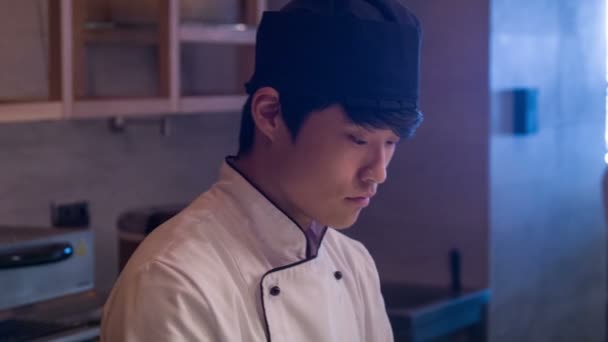 Souriant asiatique chef debout dans la cuisine — Video