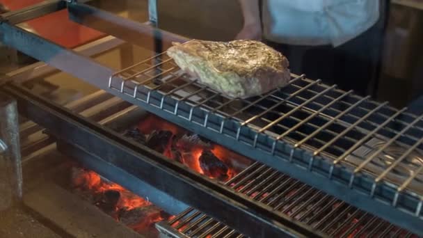 Filete de hueso en T tumbado en la parrilla — Vídeos de Stock