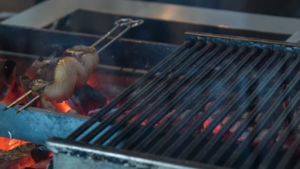 食欲をそそるTボーンステーキの水平ドリーショット — ストック動画