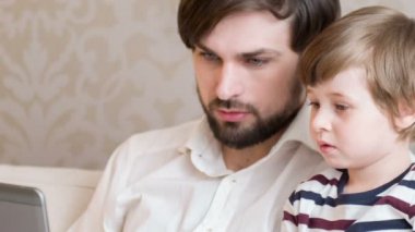 Oğul ve baba birlikte çalışma
