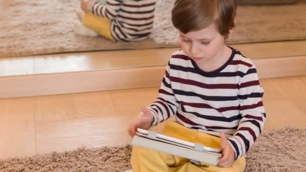 Kind spelen met tablet — Stockvideo