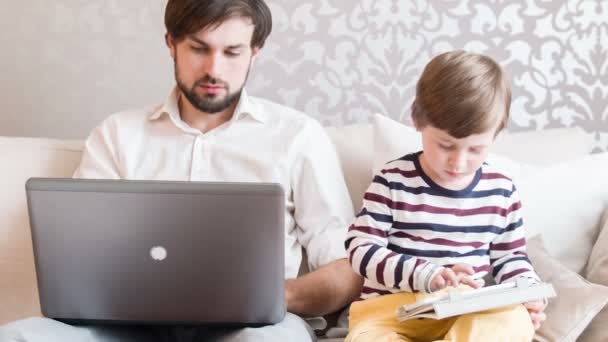 Hijo y papá trabajando con computadoras — Vídeos de Stock