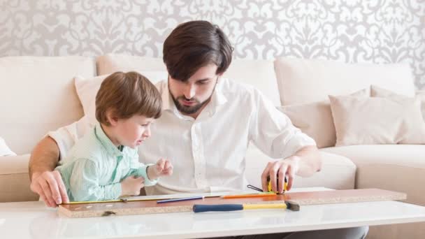 Hijo y papá están trabajando juntos. — Vídeos de Stock