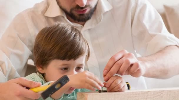 Zoon en vader zijn spijkeren samen — Stockvideo