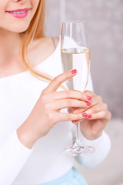 Jong meisje met glas champagne — Stockfoto