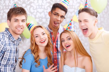 Genç arkadaş bir doğum günü partisi