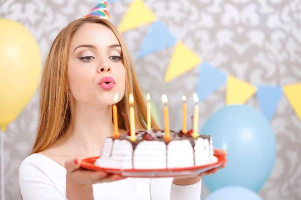 Chica feliz y su pastel de cumpleaños —  Fotos de Stock