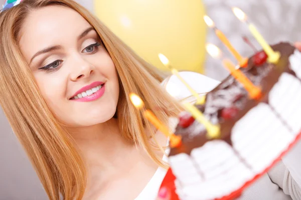 Mutlu kız ve onun doğum günü pastası — Stok fotoğraf