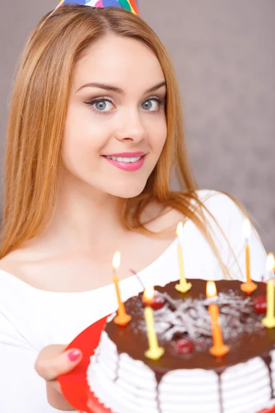 Glad tjej och hennes födelsedagstårta — Stockfoto