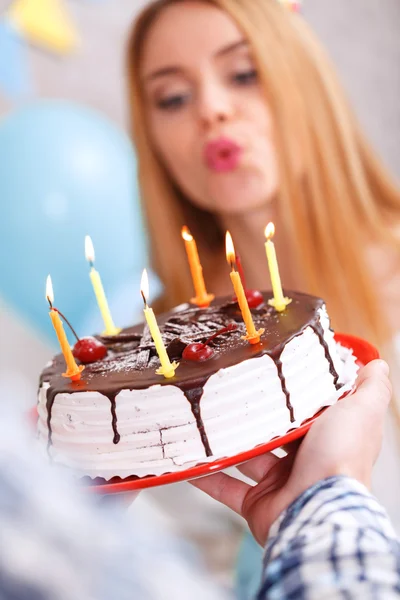 Menina feliz e seu bolo de aniversário — Fotografia de Stock