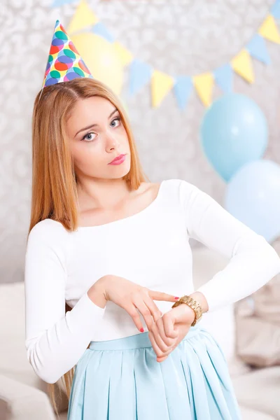 Młoda dziewczyna czeka na znajomych na urodziny — Zdjęcie stockowe