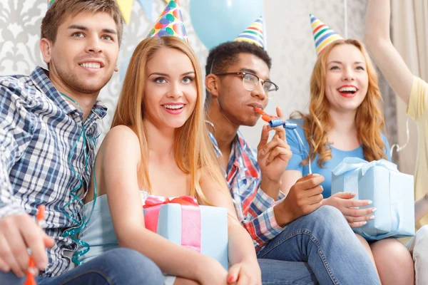 Jonge meisjes ontvangen presenteert op verjaardagsfeestje — Stockfoto
