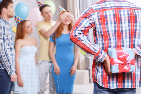 Meninas jovens recebendo presentes na festa de aniversário — Fotografia de Stock