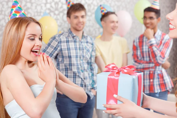 Chicas jóvenes recibiendo regalos en la fiesta de cumpleaños —  Fotos de Stock