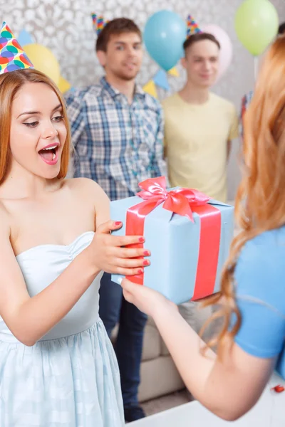 Chicas jóvenes recibiendo regalos en la fiesta de cumpleaños — Foto de Stock