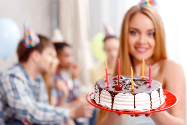 Jovem com seu bolo de aniversário — Fotografia de Stock