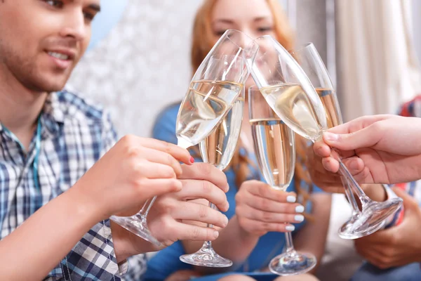 Jonge mensen vieren met de champagne — Stockfoto
