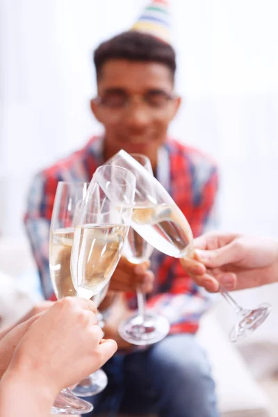 Jonge mensen vieren met de champagne — Stockfoto