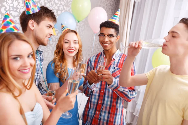 Jonge mensen vieren met de champagne — Stockfoto