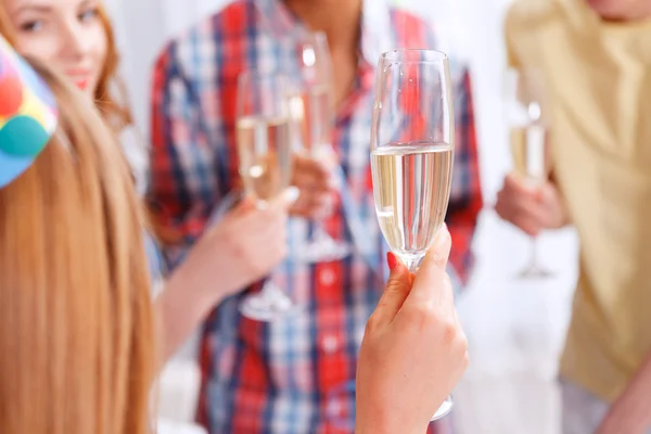 Giovani che festeggiano con lo champagne — Foto Stock