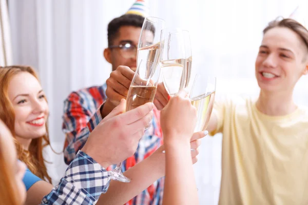 Jóvenes celebrando con champán —  Fotos de Stock