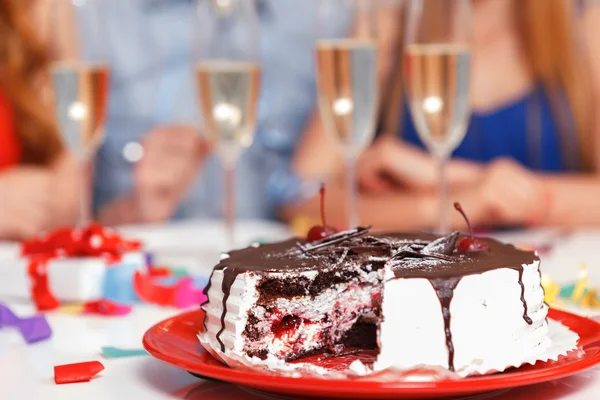 Jonge mensen vieren een verjaardag zit aan de tafel — Stockfoto