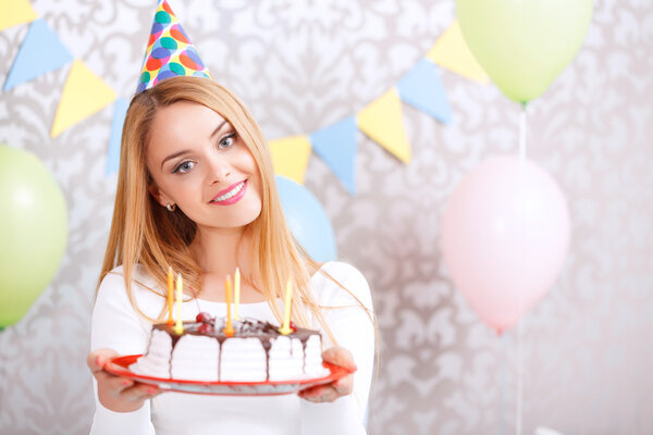 Chica feliz y su pastel de cumpleaños — Imagen de stock Chica feliz y su pastel de cumpleaños Imagen De Stock