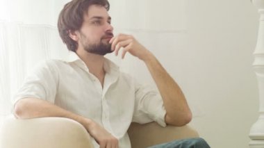 Düşünme düşünceli genç adam