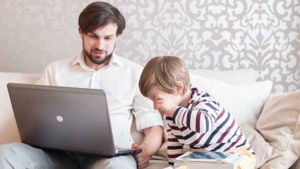 Filho e pai trabalhando com computadores — Vídeo de Stock