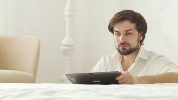 Homme travaillant avec tablette — Video