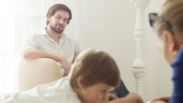 Familia jugando juntos — Vídeo de stock