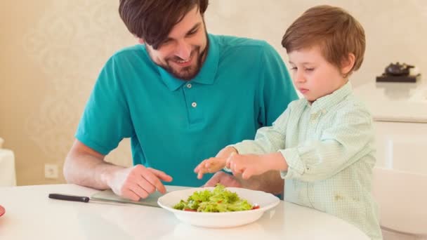 Papá e hijo cocinando juntos — Vídeos de Stock