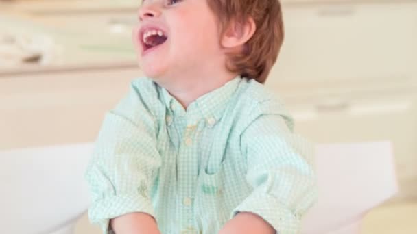 Niño pequeño preparando ensalada — Vídeo de stock