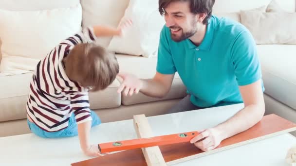 Figlio e papà giocano e lavorano insieme — Video Stock