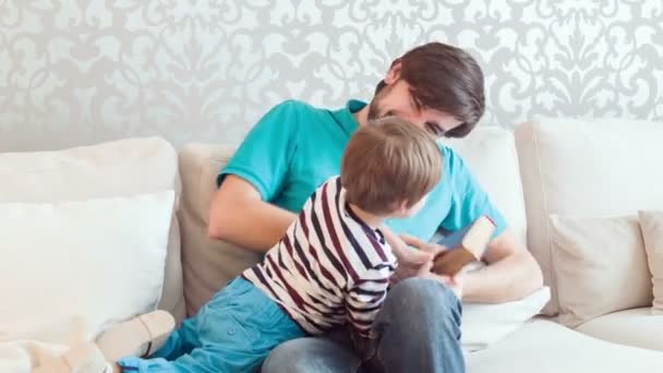 Papá e hijo en la sala de estar — Vídeos de Stock