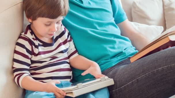 Papá e hijo pasando tiempo juntos — Vídeos de Stock