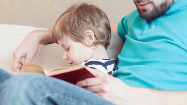 Papá e hijo pasando tiempo juntos — Vídeos de Stock