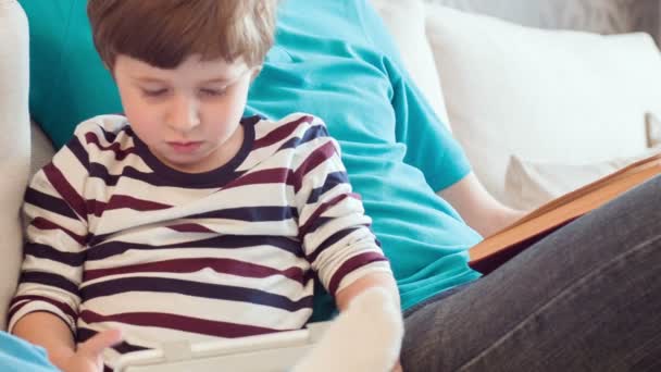 Papá e hijo pasando tiempo juntos — Vídeos de Stock