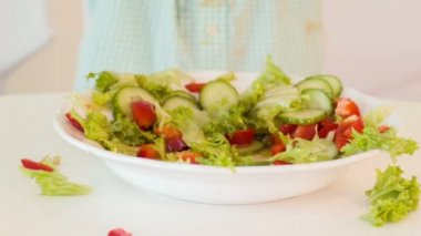 Küçük çocuk salata hazırlık