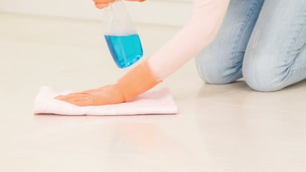 女人清洗白色地板 — 图库视频影像