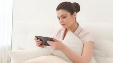 Kadın tablet bir şey arıyor