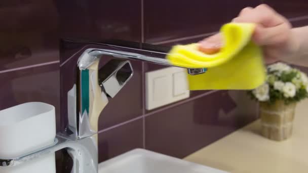 Badezimmer Reinigen, frau im badezimmer reinigen — stockvideo © dmyrto_z #73366615, Design ideen
