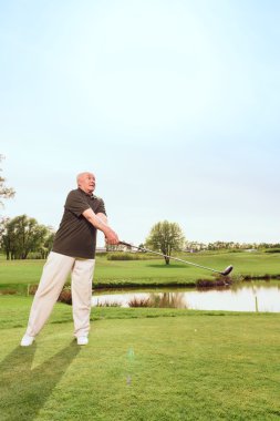 Komuta sizde doğru top sahası üzerinde sürüş