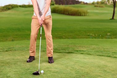 Genç adam doğru sürücü balosuna gidiyor