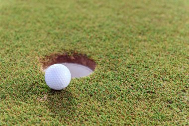 Golf topu delik yakınında kapatın
