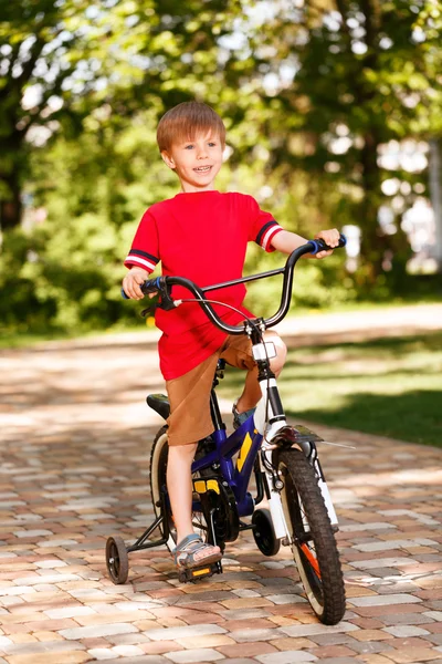 Petit garçon souriant à vélo — Photo