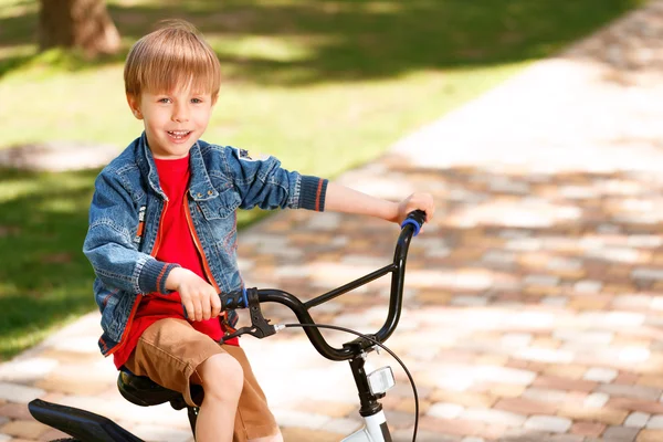 Petit garçon souriant à vélo . — Photo