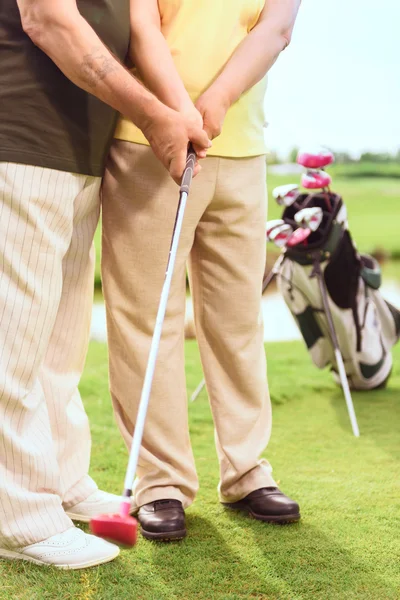 Primer plano del hombre enseñando a jugar al golf — Foto de Stock