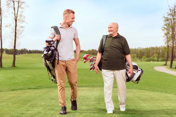 Dwóch graczy w golfa idąc przez kurs — Zdjęcie stockowe