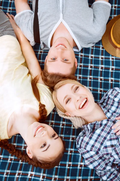 Glada unga människor ligger på omslaget — Stockfoto